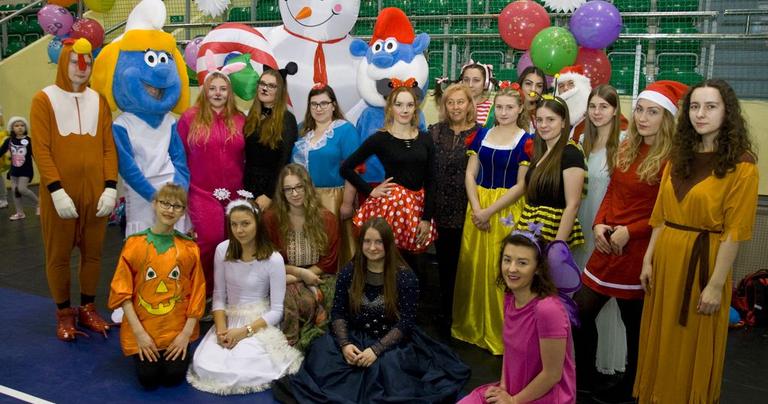 25 studentów bawiło 1200 dzieci podczas miejskich Mikołajek